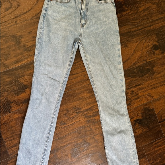 Abercrombie & Fitch - Picture 3 of 4